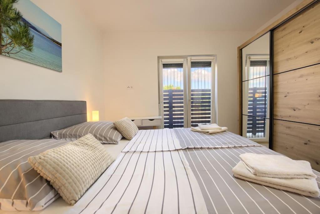 Apartment Sunrise Fuer 6 Personen In Pula-Stinjan Ngoại thất bức ảnh